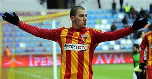 28. saniye: 2011-2012 sezonunda Samsunspor-Kayserispor manda Kayserisporlu James Troisi.