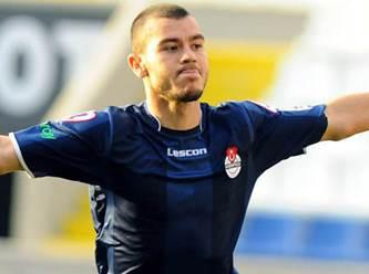 20. saniye: 2009-2010 sezonunda Kasmpaa-Kayserispor manda Kasmpaal Yekta Kurtulu.