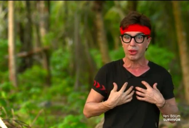 * Hi kimsenin mecbur istikameti deilim, hi kimse de benim kmaz sokam deil. Benim sokam da belli istikametimde ben buraya yarmaya geldim, kumda oynamaya deil. Ben buraya yarmaya geldim. Kum fal bakmaya deil.