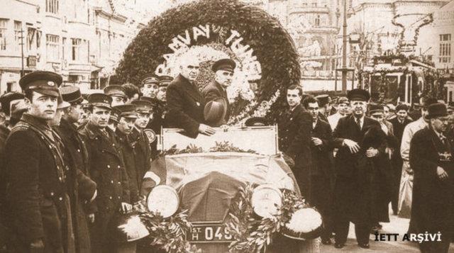 1939 - stanbullularca cokuyla karlanan ve resmi trenlerde kutlanan ETT'nin millilemesi, Taksim Meydan