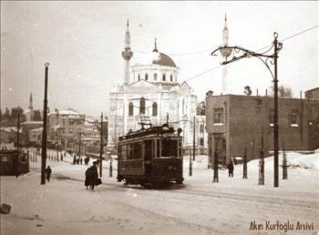 2. Dnya Sava'nn olduu yllarda yedek para sknts nedeniyle Renaultlar hizmetd brakld. stanbullular ksa bir sre otobssz kald ve ehirii ulam eskiden olduu gibi tramvaylarla salanmaya alld.