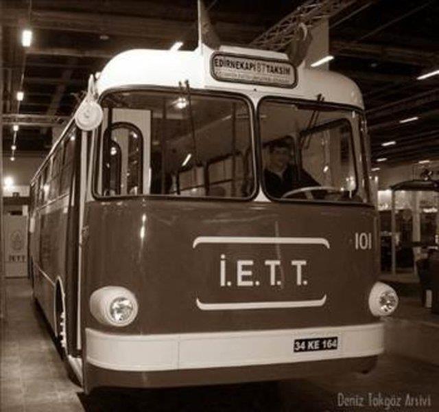 Yerli troleybs, ili'deki atlyelerde tamamen Trk ii ve mhendislerinin emeiyle, eski model bir otobs asisi zerine ina edildi. 101 kap numaras konulan yerli troleybs'e "Tosun" ismi verdildi.