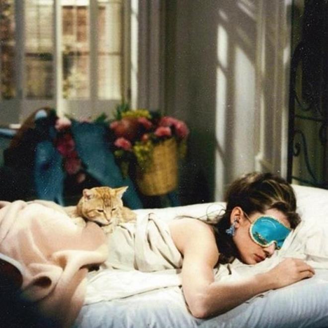 6. Klinomani: Yataktan kmama taknts  <br>Souk ve kasvetli gnlerde uzun saatler boyunca yatakta kalmak istemek ok yaygn ve doal bir durum. Fakat Klinomani rahatszl olan kiiler iin zellikle yamurlu ve karl gnlerde yataktan kmak tamamen bir ikence hissi yaratabilir. Bu kiiler gnler boyunca yatakta kalabilirler. Klinomani, Yunanca da uyuma taknts anlamna geliyor. Bu kiiler yataklarna, yastklarna ve yorganlarna ar bir sevgi besliyor.  Tabiki de alabileceiniz en gzel hediye ortopedik bir yatak ku ty yastk ve yorgandr herhalde