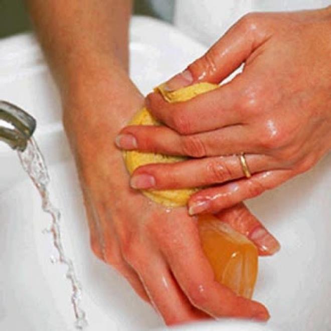 2. Ablutomani: Ykanma taknts  <br>Arkadalarnzdan birinin ksa aralklarla srekli olarak ellerini ykama alkanl olduunu hi fark ettiniz mi? Dar ktktan ya da tuvaleti kullandktan sonra el ykamak normal davranlardan biri, fakat baz insanlarda bu alkanlk herhangi bir objeye dokunduktan sonra kanlmaz bir ekilde el ykama istei duymak olarak da grlebiliyor. Ablutomani rahatszl olan kiiler srekli kire ve mikroba maruz kaldklarna inandklar iin el ykamak iin taknt derecesinde bir istek duyuyorlar. Bu takntya sahip kiilerde ounlukla dier akl hastalklarna da rastlanabiliyor. ocuklarda grlen izofreninin karakteristik zellikleri arasnda Ablutomani taknts da grlyor.  Temizlik rnleri marketinden alveri iin vereceiniz hediye ekinden daha makbul bir ey olamaz herhalde.