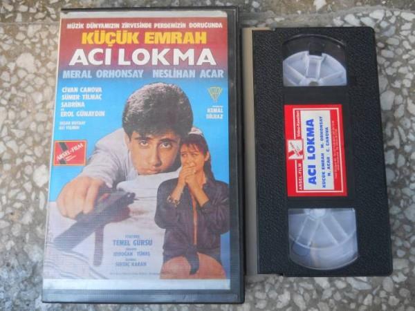 CD, VCD, DVD, BlueRay, MKV, DVDrip, Divx, MP4&#8230; Bunlarn hepsinin olmad bir dnemde video kasetler vard. Video kasetler aslnda hep vard. 90&#8217;lar asndan nemi ise, video kasetlere 90&#8217;larda veda etmi oluumuzdur.