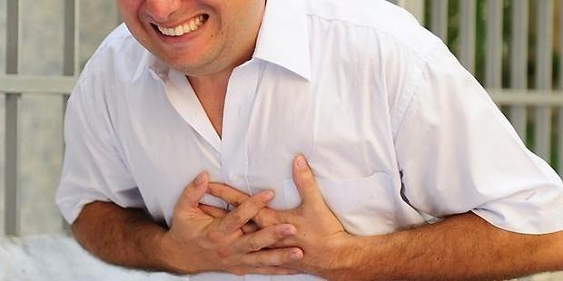 35 ya zeri erkekler, 45 ya zeri veya menapozdaki kadnlar, imanlk, eker hastal, hipertansiyon, sigara iimi, iyi kolesteroln dk olmas (HDL-kolesterol <45mg/dl), kt kolesteroln yksek olmas (LDL-kolesterol >130 mg/dl), atar damar tkankl saptanm olmas (nceden kalp krizi, fel, ayak damar tkankl vb.), dzenli egzersiz yaplmamas, stresli yaam, birinci dereceden yaknlarnda (anne, baba, karde ve ocuklarnda) erken yalarda damar tkankl saptanmas.