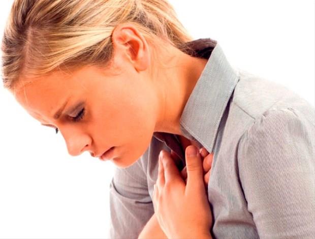 Kalp krizi geirdiiniz nasl anlalr?<p>    Gste 20 dakikadan fazla sren boyun, omuz ve kollara yaylan iddetli ve bask yapan ar, nefes darl, ksrk, ba dnmesi ve baylma, kusma, mide bulants, souk terleme, arpnt, ar halsizlik, endie ve lm korkusu duyulur.