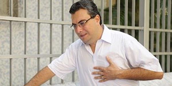 * Eer kii derek ban arpmsa, kalp krizi ile ilgili yaplacak tedaviler, baa alnan darbe nedeniyle yaplamayabilir. Souk ya da scak suyun altna kesinlikle girmeyin. zellikle souk su byle durumlarda ok tehlikelidir. nk kalp damarlarn bzer ve mevcut durumu daha da ktletirebilir.