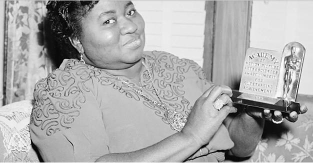 25. Rzgr Gibi Geti filminde canlandrd Mammy karakteri ile En yi Yardmc Kadn Oyuncu dalnda kazanan Hattie McDaniel, Oscar kazanan ilk siyahi oyuncudur.