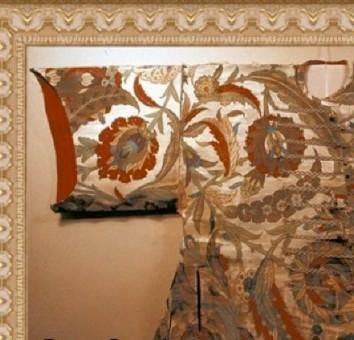 Tlsml kyafetler patiskadan yaplm kumalarla tasarlanyordu. 90 civarndaki tlsml kyafet iinde sadece 2 tanesi farkl. Bunlardan biri atlastan dieri ise ipekten yaplma. Patiska kullanlmasnn sebebi zerine yaz yazlmas. nce ve kaygan bir tabakayla kaplanan bu patiska kyafetleri nakkalar belirlenen dua ve sembollerle beziyorlard. Haliyle de bu tlsml kyafetler asla ykanmyordu. Zira ykandnda zerindeki dua ve semboller yok oluyordu.