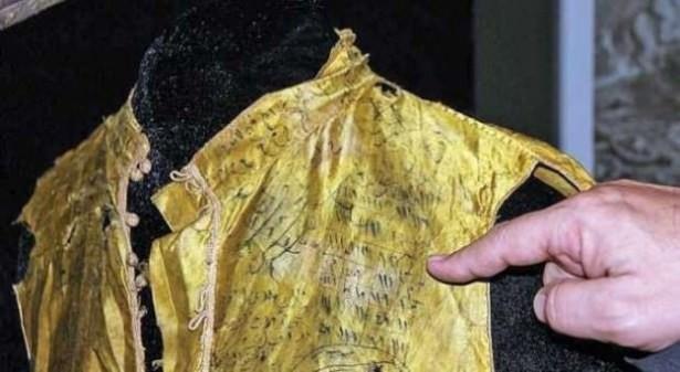 Gmleklerde yaz olarak 4 melein ismi bulunuyor. Mikail, Azrail, cebrail, israfil meleklerin isimleri var. Kyafetlerde dikkat eken Besmele'nin ayetlerin dnda zel olarak kullanlmas ve yazm ekli ile bir kare oluturulmas. Esma-l Hsna da ayn ekilde tlsml kyafetlerin vazgeilmesi... Ayn ekilde peygamber isimleri de bu tlsml gmleklerin vazgeilmezi. Hz. Muhammed, Hz. Sleyman ve Hz. Ali gmleklerin neredeyse tamamnda bir ekilde geiyor.