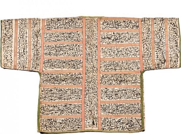 Padiahn giydii yakann ekli kaftan ekli gibi. Padiahlar bu kaftan culs ettiinde yani tahta kta giyiyor. Deerli bir kumatan yaplyor bu kaftanlar. Yakas krkle evrili. Bu yakalar nazara kar kullanlyordu.