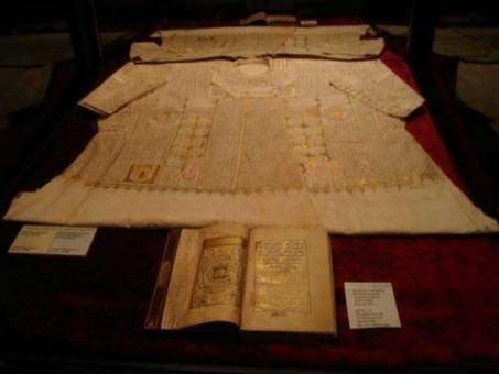 Gmleklerde en ok Hz. Muhammed'e ait semboller yer alyor. yle ki bir padiah kyafetine Hz. Muhammed'in ayak izi dahi ilenmi. En ok kullanlan ekil ise yine Hz. Muhammed'in Nbvvet Mhr. Bu mhr, nemini belirtmek iin genelde ereveye alnyor ve altn yaldzla ileniyordu. Hz. Muhammed'in bu mhr gmlein hep sa ksmnda bir keye nakediliyor. Gs ksmna ise peygamleri anlatan szler ileniyor. Ayn ekilde sahabelerin isimleri ve knyeleri de bu gmleklerdeki en nemli figrler.