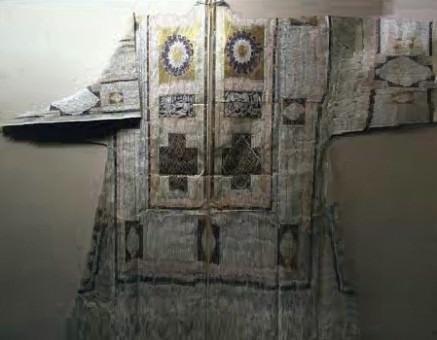 Topkap Saray'nda tlsml 90 civarnda padiah kyafeti bulunuyor. Bu kyafetler Mneccim bann yldzlara bakarak belirledii gnde dikilmeye balanyor. Mneccim ba halk arasnda "Eref Saati" olarak bilinen bu zel an belirledikten sonra sarayn derin hocalar kyafete yazlacak tlsmlar belirliyor. Bunlar daha ok dua ve hala anlam zlemeyen rakam ve ekillerden oluuyor. Hocalarn belirledii bu ekil ve dualar padiah kyafetine dnemin en kymetli hattatlar tarafndan ileniyor