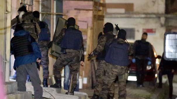 eitli ilelerde helikopter destekli yaplan operasyonda, baz phelilerin gzaltna alnd renildi. Operasyonun ierii hakknda bilgi verilmedi.