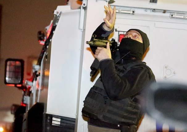 Esenler Kazm Karabekir Mahallesi&#8217;nde de bir daireye ekipler zel harekat polisleri eliinde burada da polisler aramalarn ardndan ayrld.