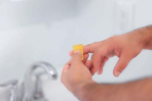 Siillerinizi tedavi edin. Olgun bir muzun kabuunu kullanarak siili dairesel hareketlerle gzelce ovun. Kk bir para muz kabuunu siilin zerine bantlayn ve geceyi bu ekilde geirin.