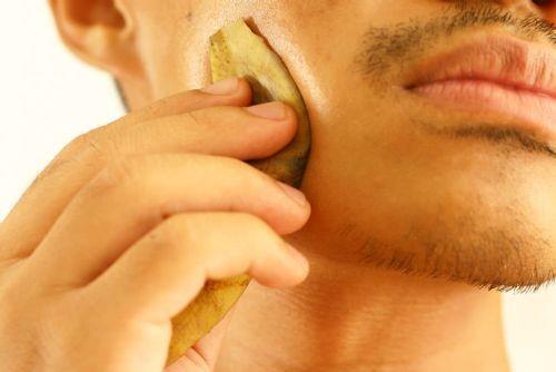 Aknelerden kurtulun. Cildinizi her akam muz kabuu ile ovmak ve sabaha kadar bekletmek, akne iaretlerini azaltacaktr.