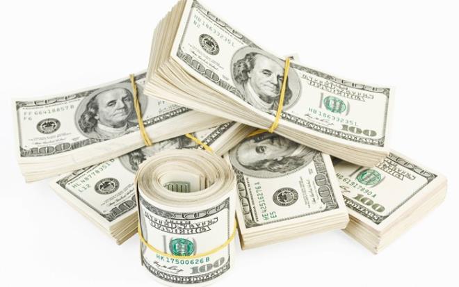 Forbes Trkiye'nin bu yl on birincisini hazrlad "En Zengin 100 Trk" listesi dzenlenen basn toplantsyla akland. Serveti 1,5 milyar dolar azalmasna ramen Murat lker 2,9 milyar dolarla nc defa Trkiye'nin "en zengini" oldu.