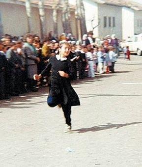 Komaya ilkokulda balayan kz kim acaba?