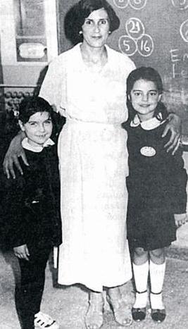 Hasan Ali Ycel lkokulu'nun ikinci snfnda, retmeni ve arkada Damla ile poz veren bu gzel gzl kk kz kim dersiniz?