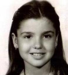 Bu kk kz da byd ve nl bir arkc oldu.