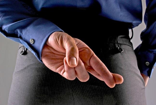 5. Ormerod, stratejisinin kulaa saduyu gibi gelebileceini aka kabul ediyor.<br>Ancak, elde ettii sonular da gz ard edilemeyecek trden. Takm gerek gibi grnen biletlere ve seyahat belgelerine sahip olan bir grup yolcu hazrlyor. Bu yolculara da hikayelerini hazrlamalar iin bir hafta veriliyor ve Avrupa'daki eitli havalimanlarndaki gerek yolcularn aralarna karmalar isteniyor. Ormerod ve Dando'nun sorgulama teknii ile eitilen grevliler, yalnzca pheli hareketleri gzlemleyen grevlilerden 20 kat daha fazla baar elde etmi ve yalan syleyenlerin %70'ini tespit etmiler.