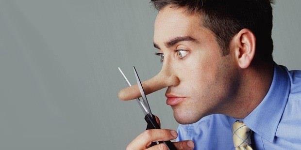 2. Birmingham'daki Alabama niversitesi'nden Timothy Levine bu durumun geerliliini aratryor.     <br>    Levine, bu inancn arkasnda yatan fikrin, yalan syleme eyleminin gerginlik ve sululuk hissi gibi saklanmas g duygular tetiklemesi olduunu sylyor. Suratmz elimizden geldiince kontrol etmeye alsak da baz "mikro-ifadeler" bizi ele verebiliyor. Daha sonra yaplan aratrmalar ise, kabul edilen ipularnn yetersiz olduunu ortaya koyuyor