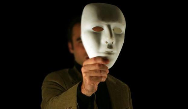 6. Oyun sonrasnda, renciler, gerek FBI ajanlar tarafndan hile yapp yapmadklar konusunda sorguya ekiliyorlar.<br> Vcut dili ya da baka herhangi bir eye odaklanmadan yalnzca ustaca sorular soran ajanlar, hile yapanlar %90'n zerinde bir doruluk payyla tespit etmiler. Hatta, konunun uzman bir ajan bu sorgularda %100 orannda baar elde etmi, uzman olmayan kiiler de %80 doruluk pay ile ondan ok da geri kalmamlar. Ajanlar, hile yapanlar yaptklarn aka itiraf etmeleri konusunda ikna etmekte de sklkla baar salamlar. Srlar ise ikna etme sanatnn uzmanlarnn iyi bildii basit bir numara: Konumaya rencilere ne kadar drst olduklarn sorarak balamlar.