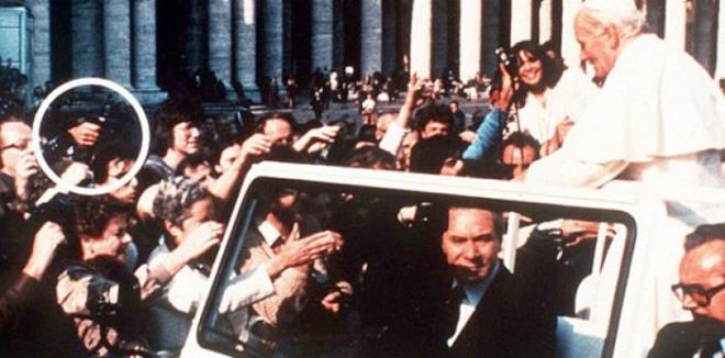 Kulland silahla kendisini dnyaya tantan Mehmet Ali Aca, Papa II. Jean Paul' tam saat 17.17'de vurdu.