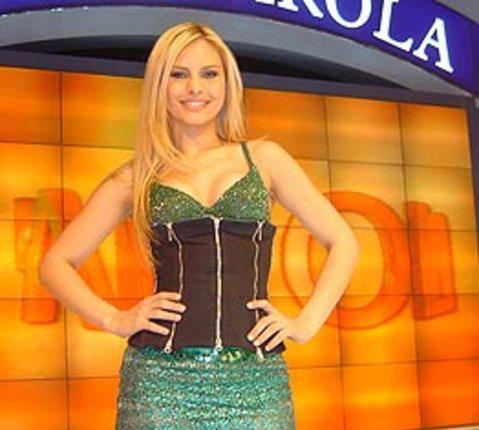 ar Katre Trkay, nce Mehmet Ali Erbil'in sunduu 'Ya undadr Ya Bunda' adl yarmayla tannmt.