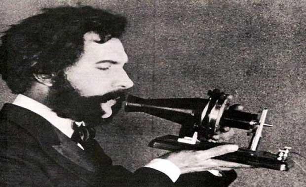 Telefonu Kim cat Etti ?  <br>  Alexander Graham Bell diyenler 10 puan kaybetti bile.   <br>  Telefonu aslnda 'Antonio Meucci' icat etmitir.Floransal mucit 1860'ta 'teletrofono' adn verdii bir elektrikli aygtn alma modelini gzler nne sermitir.Meucci,Graham Bell'in telefon patentinden be yl nce,1871'de geici bir patent bavurusunda bulunmutur.Ayn yl geirdii bir kaza sonucu ciddi biimde yaralanarak hastalanm,yenilemek iin gerekli olan 10 dolar gnderememitir.Bunun sonucunda Bell'in patenti tescillenmitir.