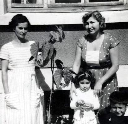 Kk Nilfer annesi ve bir aile dostlaryla objektiflere poz veriyor.