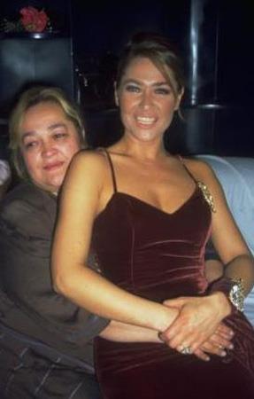 Bu karede annesi Emral Hanm ile.