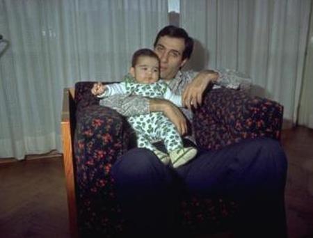 Unutulmaz aktr Kemal Sunal imdi kendi izinden giden olu Ali ile birlikte.