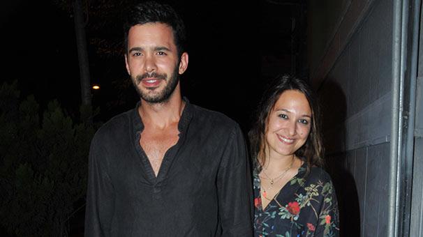 Son gnlerde Bar Ardu ile yaad ak ile gndemde olan oyuncu Gupse zay abisiyle fotorafn Instagram'dan paylat.