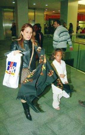 Nilfer imdi kendisi de bir anne ve kz Aye Nazl'y bytyor.
