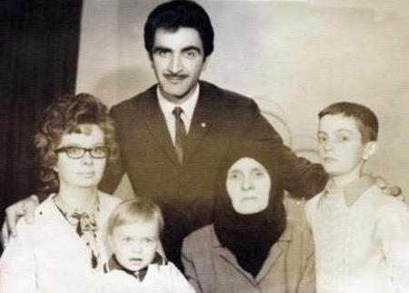 Karenin en sandaki mavi gzl yaramaz bakl ocua dikkat... O ocuk nl ovmen Beyazt ztrk. 1971'de ekilen fotorafta ztrk, annesi Nurten Hanm, babas Ali Rza Bey ve kardei Korkut ve anneannesi ile birlikte grlyor.