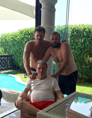 Bodrum'da 750 bin TL deerinde bir villa satn alan Kvan Tatltu, ailesiyle tatilini yeni villasnda geiriyor. Baba Erdem Tatltu ve abisi Tugay Tatltu'la nceki gn ekildii fotorafta, Tatltu'un gayrimenkul yatrmcs abisine olan benzerlii dikkatlerden kamad.