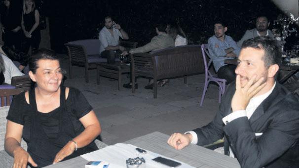 Gen arkc, getiimiz gnlerde bir tasarmcnn dzenledii defilede podyuma kt. Hem mankenlik yapan hem de ark syleyen tak' izlemeye gelenler arasnda annesi Il tak, anneannesi Feruza Kundak ve sevgilisi Levent Drter de vard. "brahim Tatlses'in kz" olduu haberleriyle uzun sre gndemden dmeyen Dilan tak, sevgilisini annesiyle tantrd. Il tak, kendisini kzyla beraber grntlemek isteyen muhabirlere yle dedi: