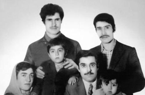 Annesi Kadriye Hanm, amcas, babas Sadk Deniz ve aabeyi ile objektiflere poz veren en sadaki bu kk ocuk bugnn nllerinden biri.