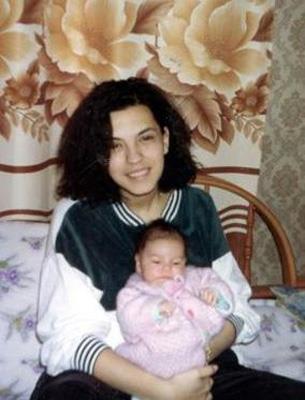 Salkm'n aile albmnden bir kare daha.. imdi 20'li yalarnda bir gen kz olan kz Gizem henz bebekken.