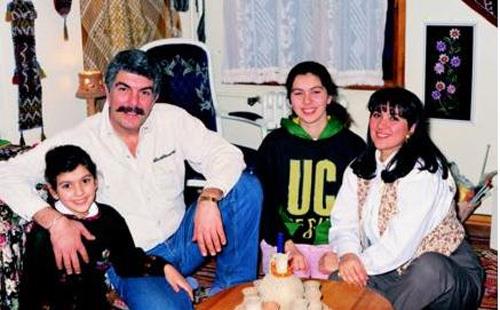 Bergzar Korel'in aile albmnden bir kare daha.