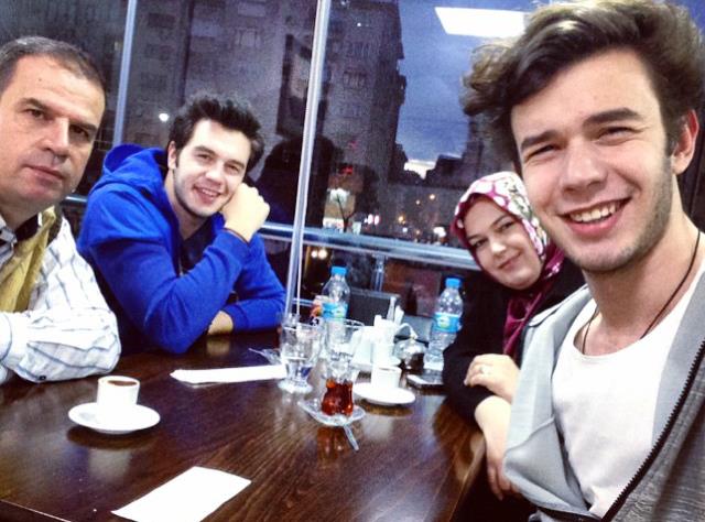 te gen oyuncunun paylat o aile fotoraf.