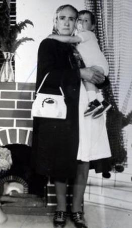 Bu da Nuriye Hanm ve biricik torunu Onur'un birlikte ekilen fotoraflarndan biri. Kim mi bu az emzikli kk kz.