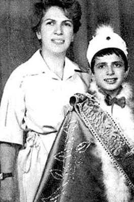 Annesiyle objektiflere poz veren bu snnet ocuu Teoman.