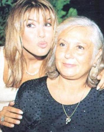 Glben Ergen ve annesi Grsel Hanm hi ayrlmyorlar.