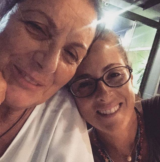 ocuklar magazin dnyasn sallarken onlar arka planda yayor...