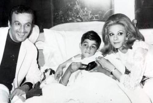 Trk sinemasnn dev oyuncusu Sadri Alk ve kendisi gibi oyuncu olan ei olpan lhan oullar Kerem'in snnetinde.