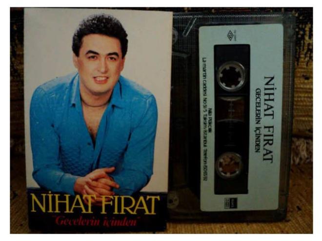 nl oyuncunun babas Nihat Frat, 80'lerde kard "Gecelerin iinden" adl kaseti o yllarda byk etki yaratmt.